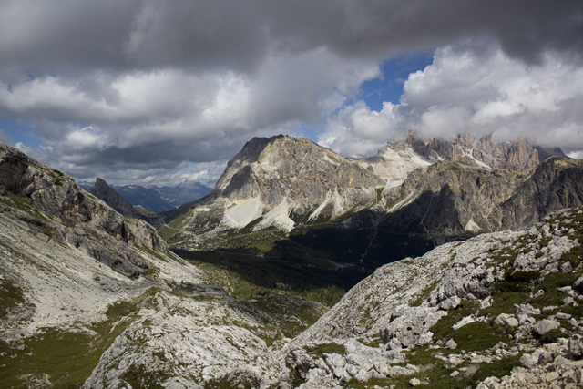 2011-08-17_09-33-56 cadore.jpg - Wanderung vom Passo Falzarego zum Averau - Blick zum Lagazuoi 